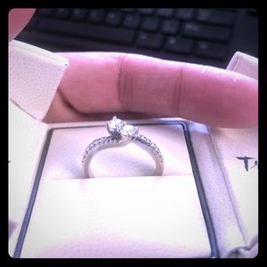 Stunning Ever US diamond ring.